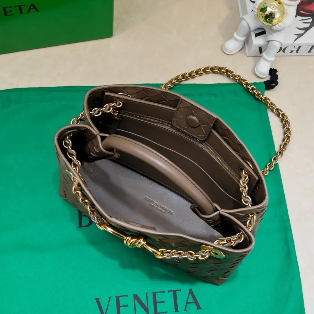Batch 1960 BOTTEGA VENETA 2024 spring and summer new small ANDIAMO chain bag is also available! 🔥🔥I believe many friends have been waiting for a long time. The metallic chain adds a touch of sophistication to the original softness and elegance of Andiamo. The collision of classic craftsmanship and elegance creates a different kind of beauty. Style number: 6008 Size: 25*22*10.5cm